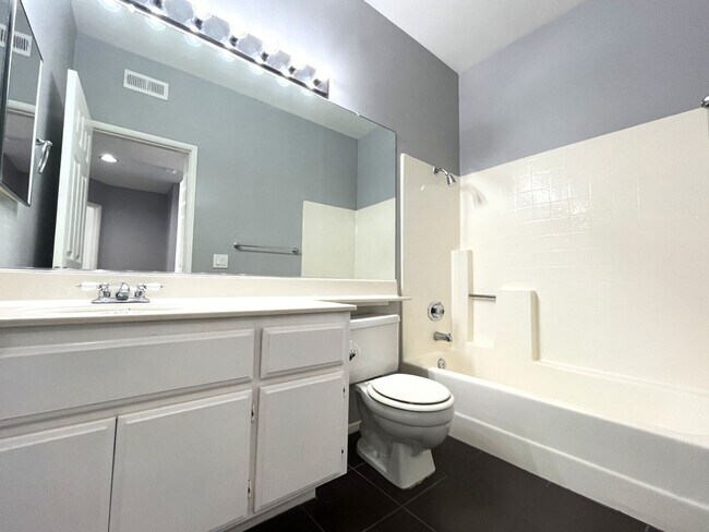 Building Photo - 2 bed, 2 bath located in Corona, CA!