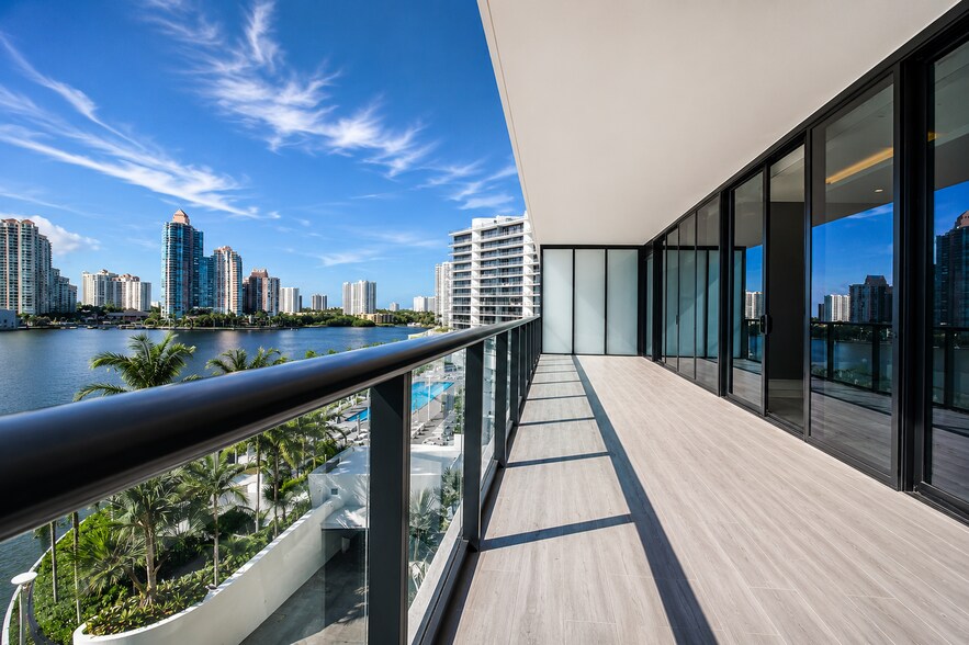 Building Photo - 5000 Island Estates Dr