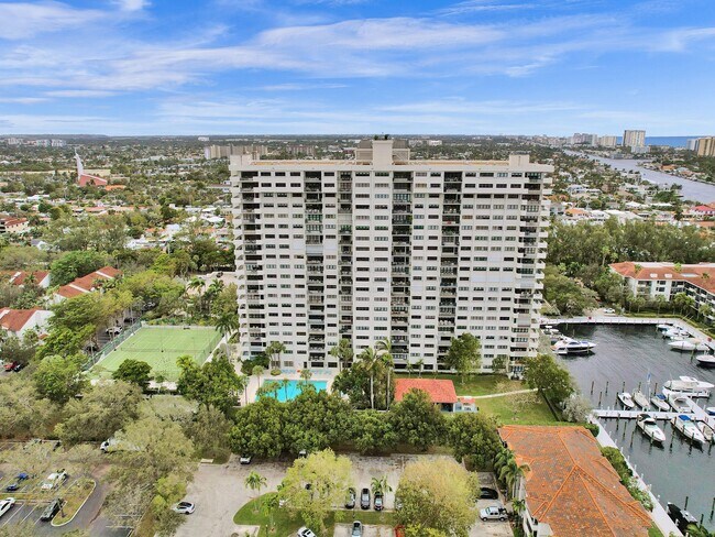Building Photo - 3200 Port Royale Dr S