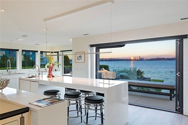 Building Photo - Leschi Waterfront Home