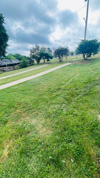 Building Photo - 825 Maple Ave