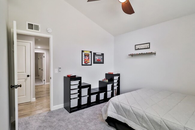 Building Photo - GORGEOUS REMODELED HOME WALKING DISTANCE T...