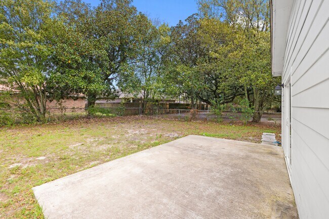 Building Photo - 200 Spencer Dr