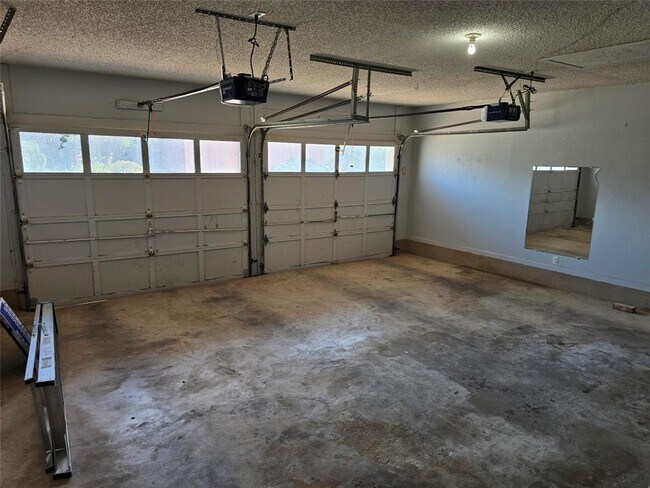 Building Photo - 402 Greenwood Dr