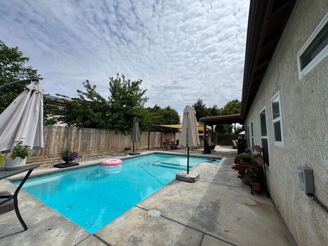 Building Photo - 3070 N Millard Ave