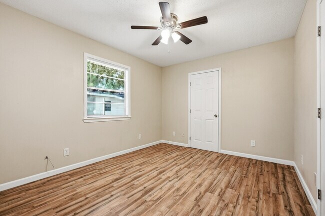 Building Photo - 338 Coral Dr SW