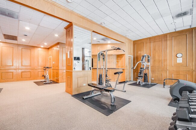 Building Photo - 1540 N La Salle Dr