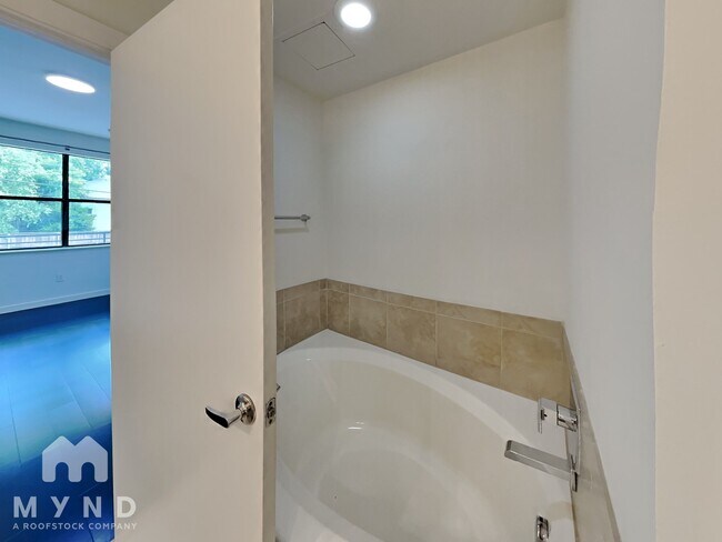 Building Photo - 4040 N Hall St