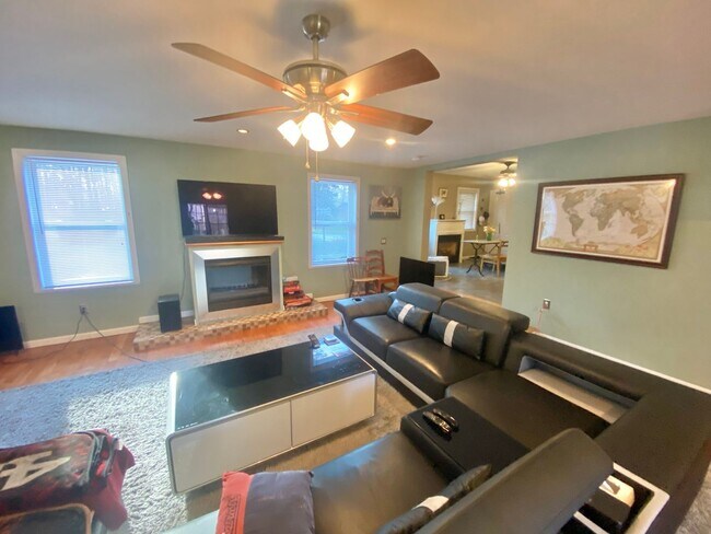 Building Photo - 56 Morellen Ln