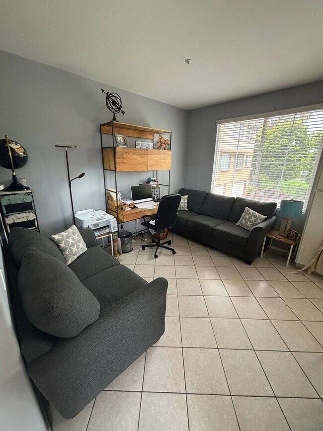 Building Photo - 3 BD/ 2.5 BA SHORT-TERM FURNISHED TOWNHOME...