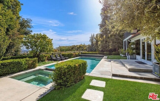 Building Photo - 1514 Sunset Plaza Dr