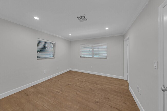 Building Photo - 900 NE 4th St