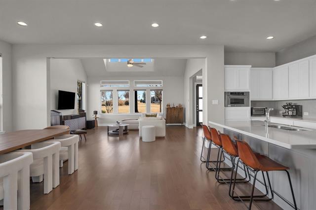 Building Photo - 7201 Avondale Dr