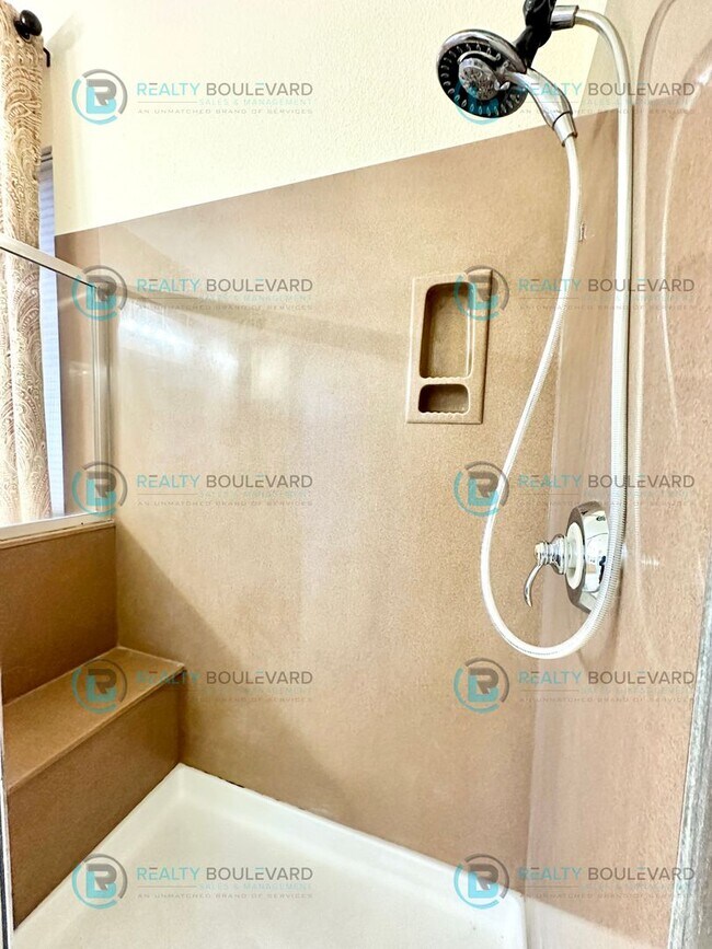 Building Photo - Beautiful 3 Bedroom, 2Bath, 3 Car Garage home in South Reno With Large Back Yard and Hot Tub!