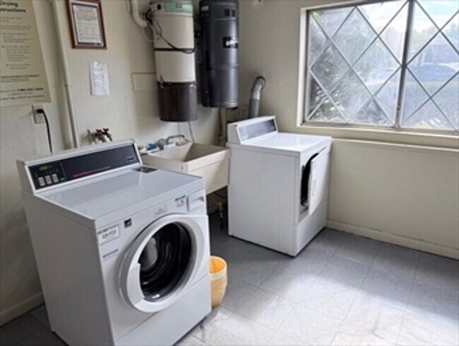 Building Photo - 2 bedroom in sought after Heritage Green Condo Association