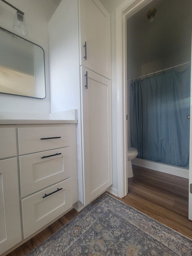 Building Photo - Beautifully Updated Townhouse in Sought-Af...