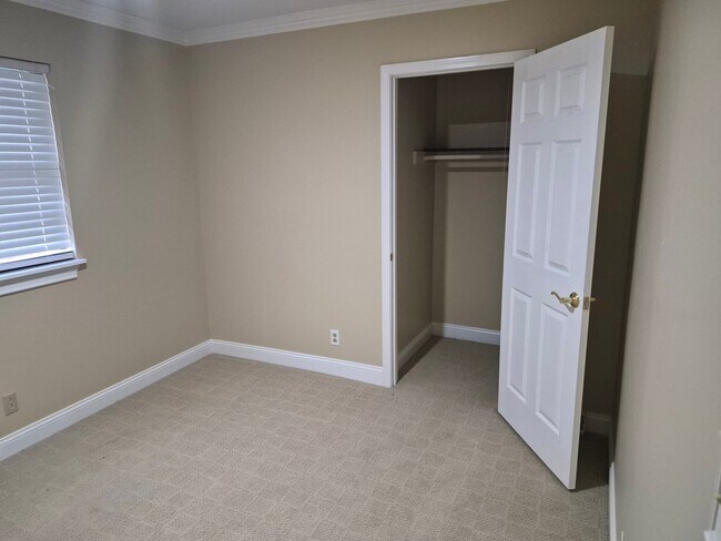 Building Photo - 803 S Medford Cir
