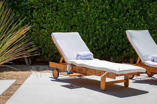 Building Photo - 2355 W Nicola Rd