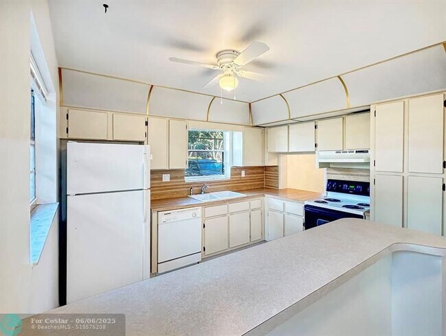 Building Photo - 6090 N Sabal Palm Blvd