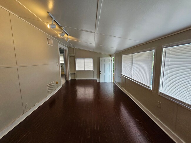 Building Photo - Charming 1/1 Home Just Minutes from Campus