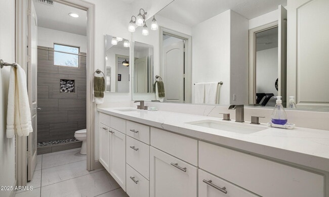 Building Photo - 1705 W Parnell Dr