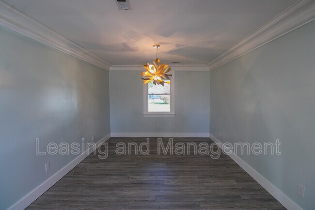 Building Photo - 823 Jordan St