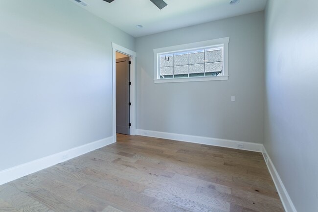 Building Photo - Newer Home
