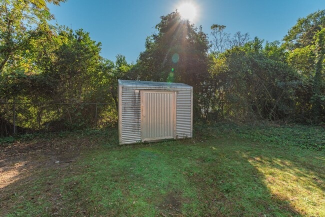 Building Photo - $1,120 - 3 bed/2 bath house in Turpin Hill, with fenced back yard! Section 8 Welcome!