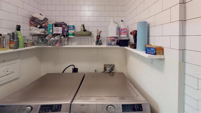 Building Photo - 6616 Piedras Blanco Dr