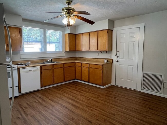 Building Photo - Charming 2 Bedroom  "Century Home" near do...