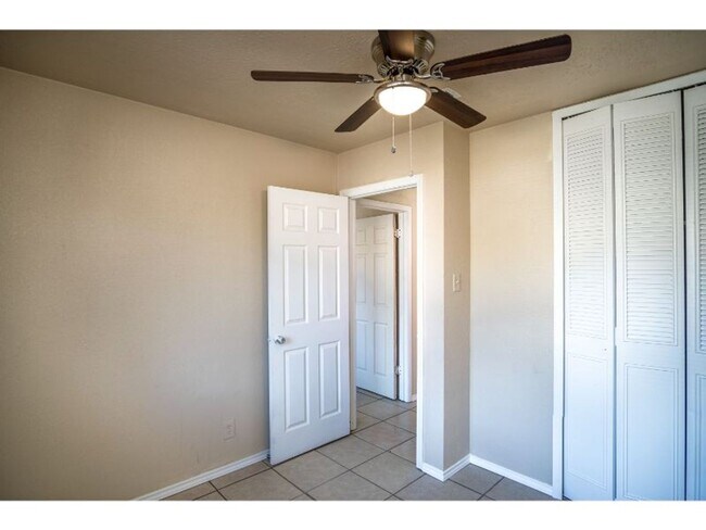 Building Photo - Nice and Convenient Home