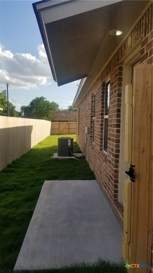 Building Photo - 200 Lowes Blvd