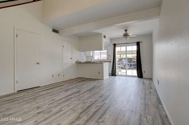 Building Photo - 2215 W Augusta Ave