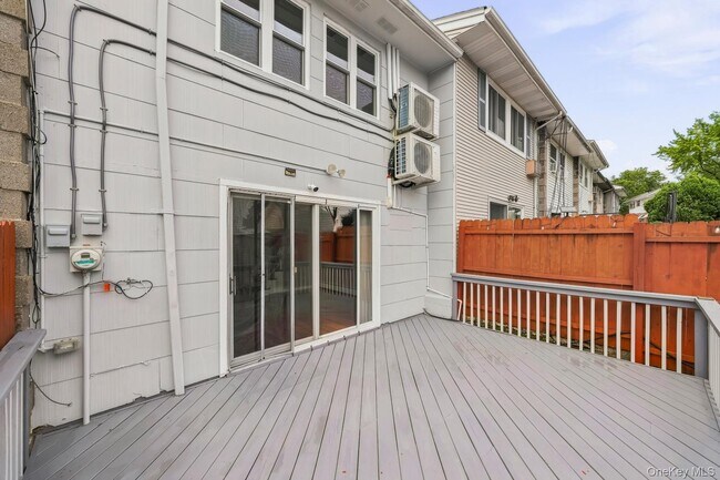 Building Photo - 71 Roosevelt Dr
