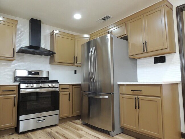 Building Photo - 2816 Catalina Dr