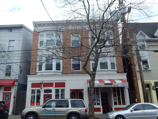 Building Photo - Charming 2BR in East Rock | Hot Water Included | Walk to Yale & SOM