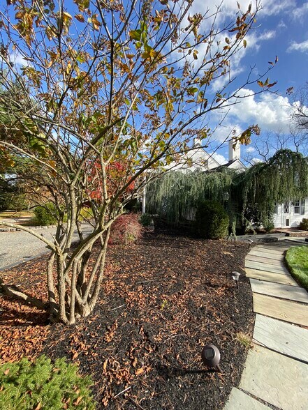 Building Photo - 421 Country Club Rd