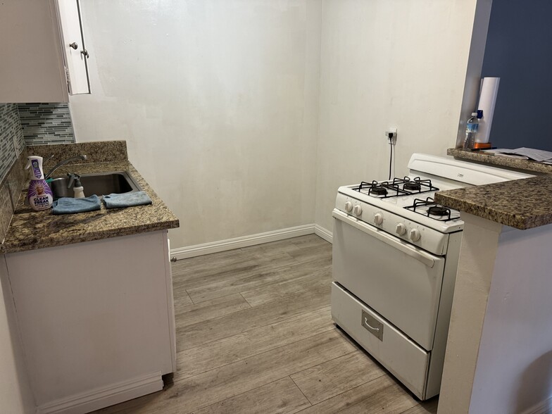 Kitchen - 717 E Santa Fe Ave