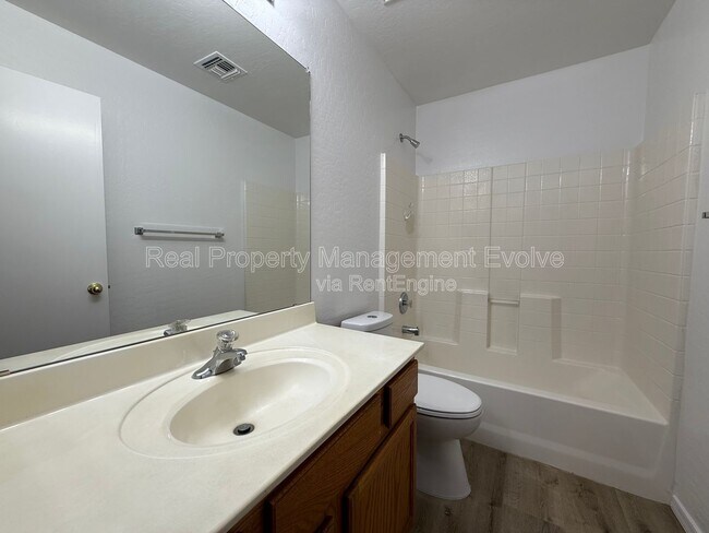 Building Photo - 1516 E Bowker St