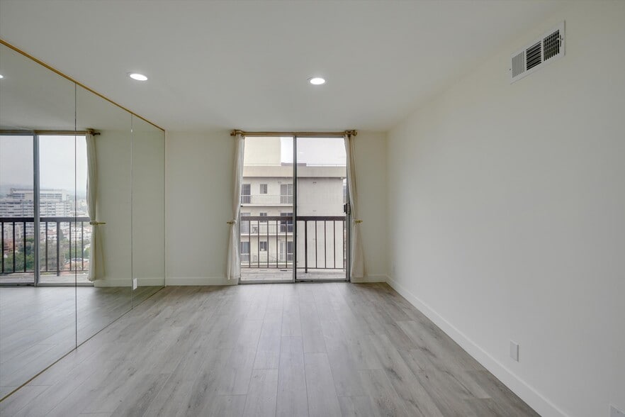 Building Photo - 10747 Wilshire Blvd