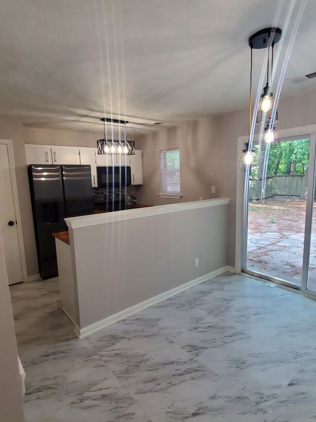 Building Photo - Cute 3 bedroom, 2 bath home located off of...