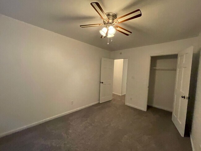 Building Photo - 3 bedroom townhome! Fenced backyard.