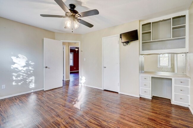 Building Photo - Stylish Home with Covered Deck & Easy I-44...