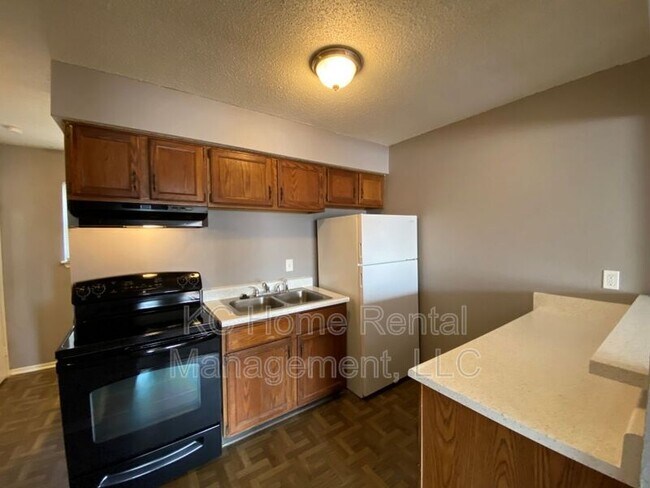Building Photo - 561 N Somerset Terrace