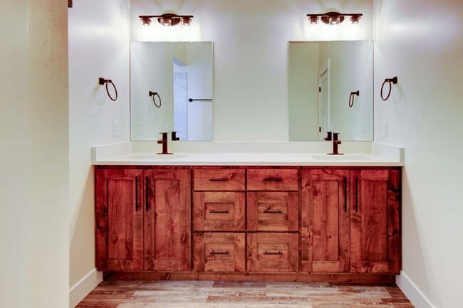 Building Photo - Beautiful Townhome in Cross Hollow Hills! ...