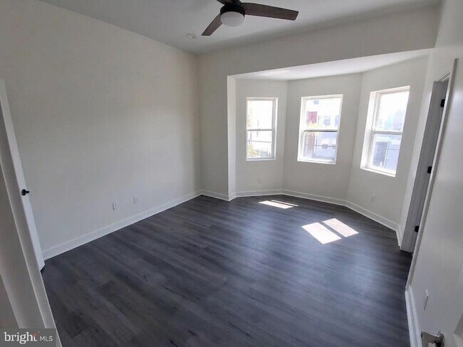 Building Photo - 5751 Larchwood Ave