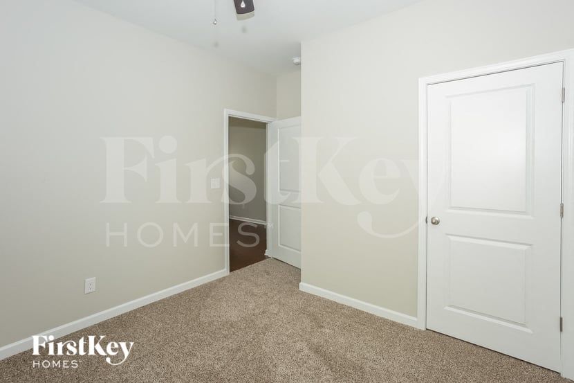 Building Photo - 133 Kingsway Dr