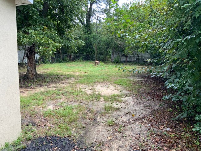 Building Photo - Less than mile from South Carolina State U...