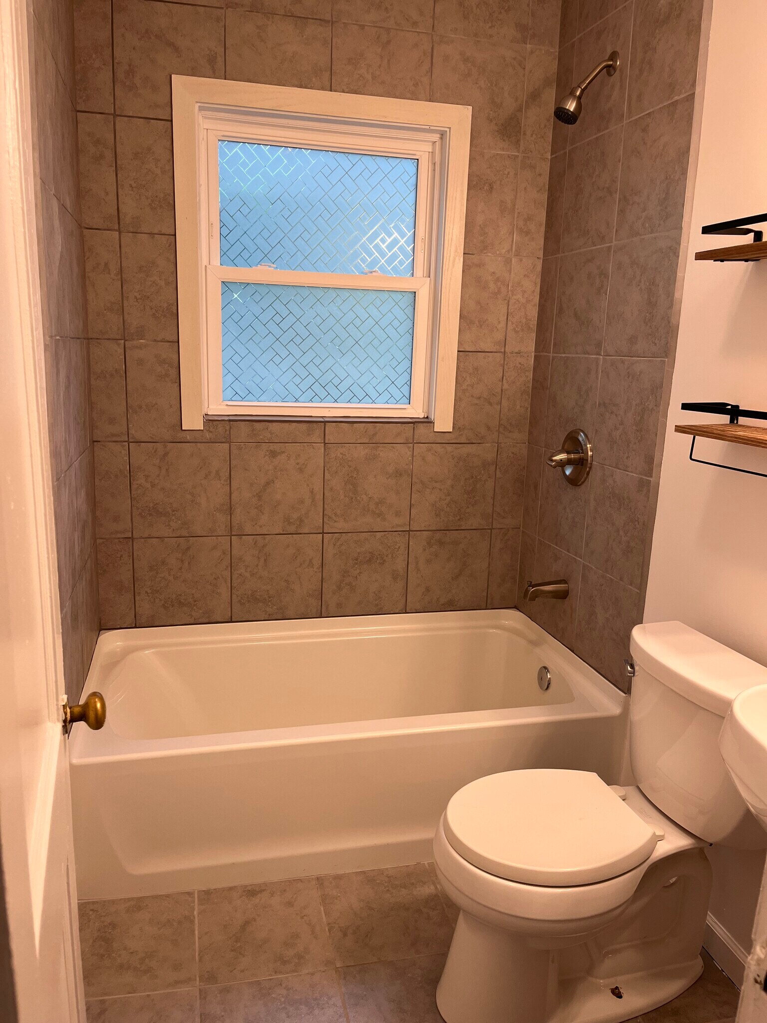 Bathroom - 1095 W Main St