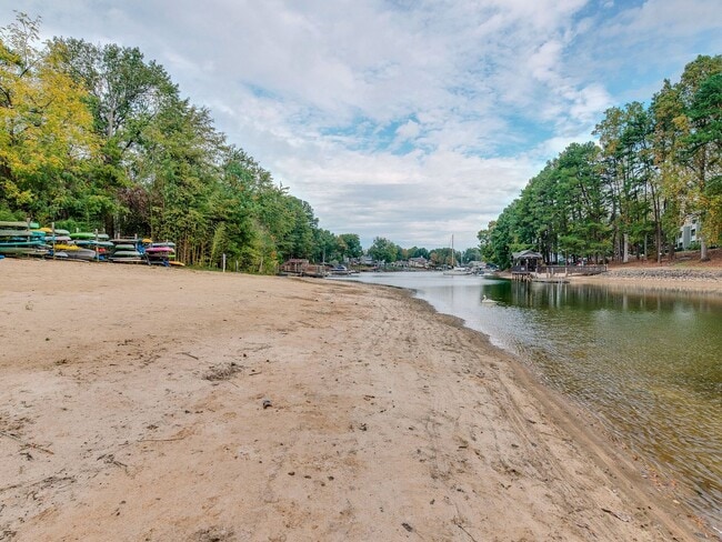 Building Photo - Amenity rich water front condo ready for move in!